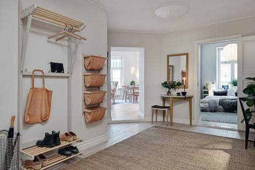 Двухкомнатная Угловая квартира в Гётеборге с тремя большими окнами в основном открытом помещении гостиной - кухни. 07