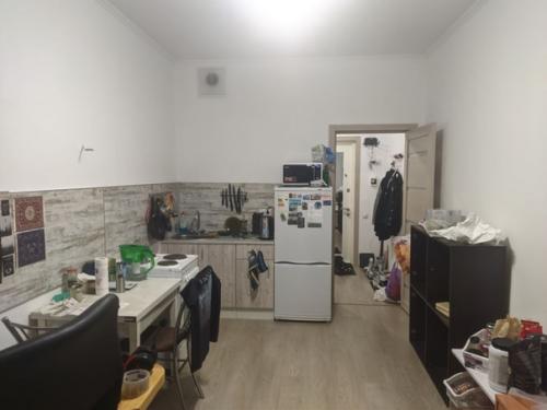 24 лет, почти два года назад въехал в пустую однушку с прекрасным видом на полгорода. 01