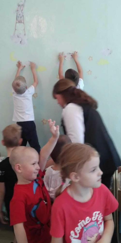 Оформление стен спальни в подготовительной к школе группе 3. 05