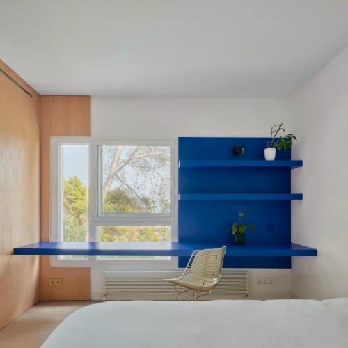 Дом под Барселоной, который архитектор Рауль Санчес полностью преобразил, стал примером смелого подхода к пространству. 05