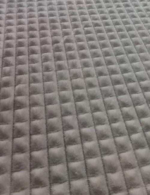 Мягкий плюшевый однотонный плед в кубик размером 200 на 220 см идеально впишется в любой интерьер вашей спальни и дома. 01