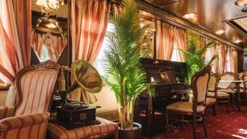 Недалеко от Санкт-петербурга можно прокатиться ещё на одном ретро транспорте - рускеальском экспрессе. 04