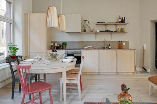 Двухкомнатная Угловая квартира в Гётеборге с тремя большими окнами в основном открытом помещении гостиной - кухни. 06