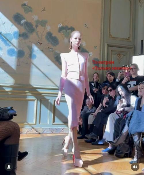 Леди гага на лабутенах из свежей коллекции раздает стиля в Милане. 02