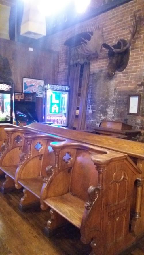 Когда я посетила впервые этот ресторан, он произвел не очень приятное впечатление. 09