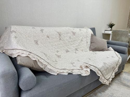 Мы представляем уютное покрывало с оборками и принтом в виде бабочек, выполненное в деревенской эстетике. 01