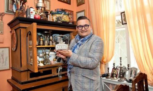 Популярный модный критик Александр Васильев десятки лет поддерживает интерес телезрителей к истории моды и радует своими яркими образами. 09