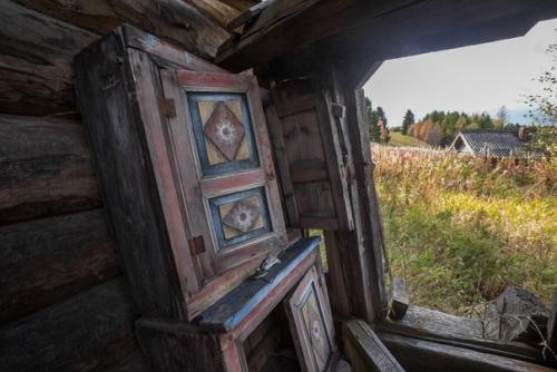 Прямаяречь.  Даниил Зинченко - о прогулке по заброшенной деревне выставка: 03