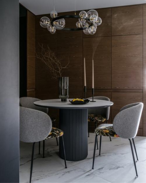 Реализованный функциональный интерьер с кухней в проходной зоне, объединенной со столовой и гостиной. 03