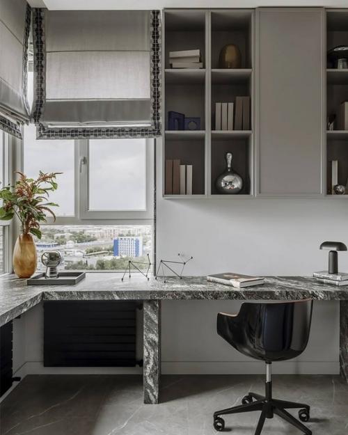 Дизайнеры спроектировали интерьер квартиры в московской новостройке для молодого человека, отталкиваясь в работе в первую очередь от его хобби. 01