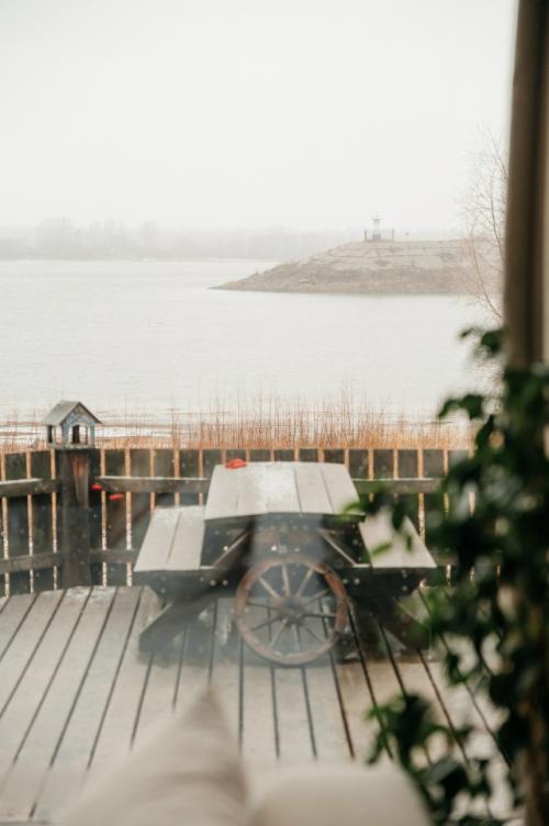 Первый пушистый снег именно с таким видом из окна встретила. 08