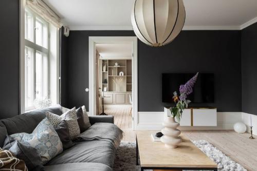 Интересен баланс с тёмными стенами в этой небольшой светлой квартире в Гётеборге (68 кв. 01