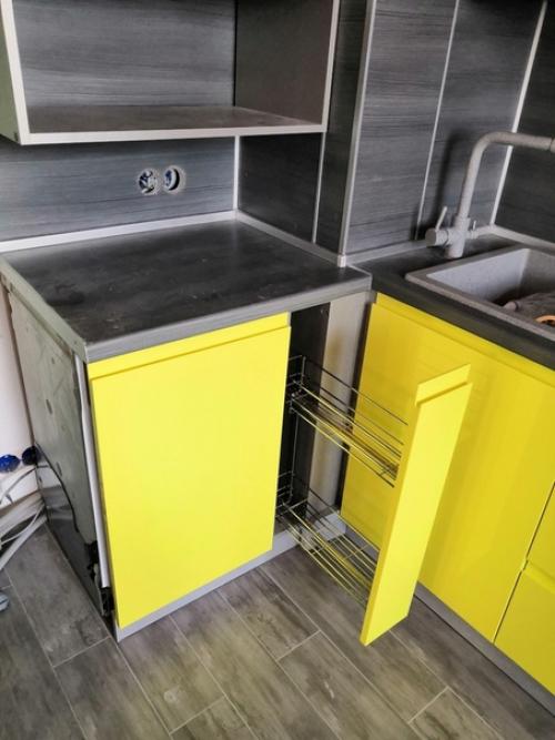 Мы решили отойти от стандартных серых и белых кухонь, которые сейчас модные и заказали желтую кухню. 03