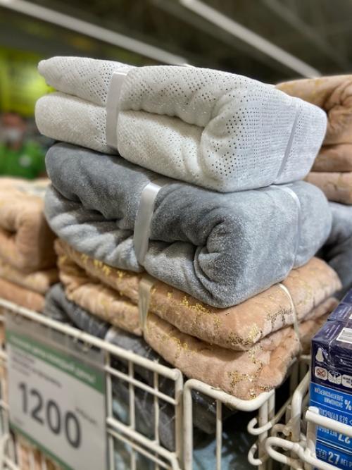 Первое, что вы видите, когда заходите в магазин - наш потрясающий центральный подиум! 01