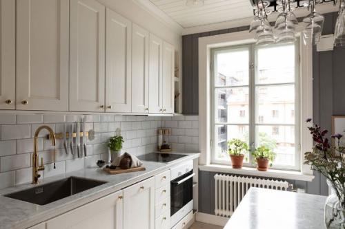 Интересен баланс с тёмными стенами в этой небольшой светлой квартире в Гётеборге (68 кв. 07