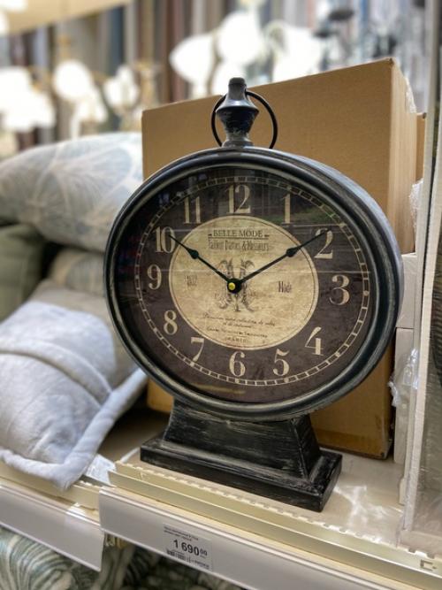 Первое, что вы видите, когда заходите в магазин - наш потрясающий центральный подиум! 08