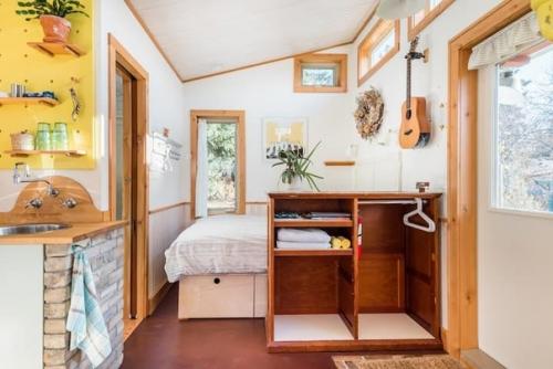 Канада, площадь около 25 м 2. необычный интерьер и очень компактная расстановка мебели. 06