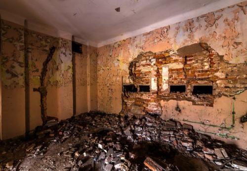 Как гласит надпись на мрачном здании Искусство Принадлежит Народу. 01