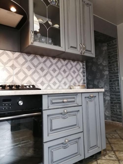 Классика современности. В последнее время все большую популярность завоёвывают простые линии кухонь без ручек. 04