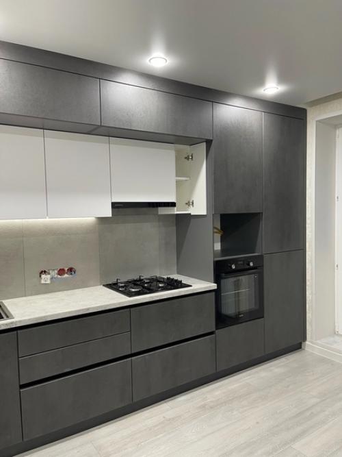 Серо - белая кухня - очень светлое и нейтральное дизайнерское решение. 02