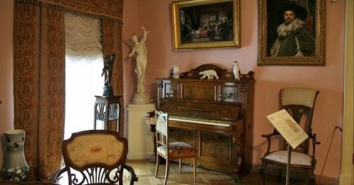 Теплые медовые оттенки, светлое пространство, яркие акценты и запоминающиеся детали - таким было пожелание заказчицы. 01