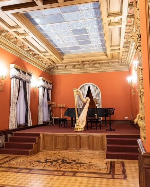 Театр Санктъ - Петербургъ Опера известен не только своими постановками, но и изысканными интерьерами. 02