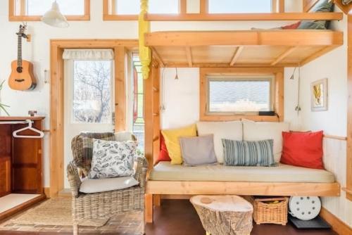 Канада, площадь около 25 м 2. необычный интерьер и очень компактная расстановка мебели. 04