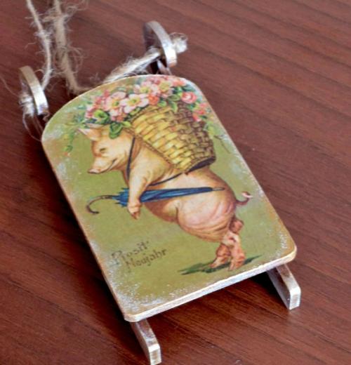 Деревянные саночки можно повесить на ёлочку или просто украсить интерьер вашего дома. 05