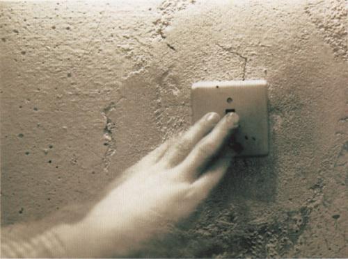 Скука смертная.  Вибрирование света, паутинкой расплывается солнечный пучок по стенам и потолку, налипает на шторах и вдруг исчезает на миг. 03