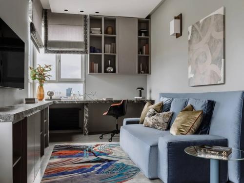 Дизайнеры спроектировали интерьер квартиры в московской новостройке для молодого человека, отталкиваясь в работе в первую очередь от его хобби. 09