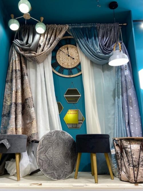 Первое, что вы видите, когда заходите в магазин - наш потрясающий центральный подиум! 04