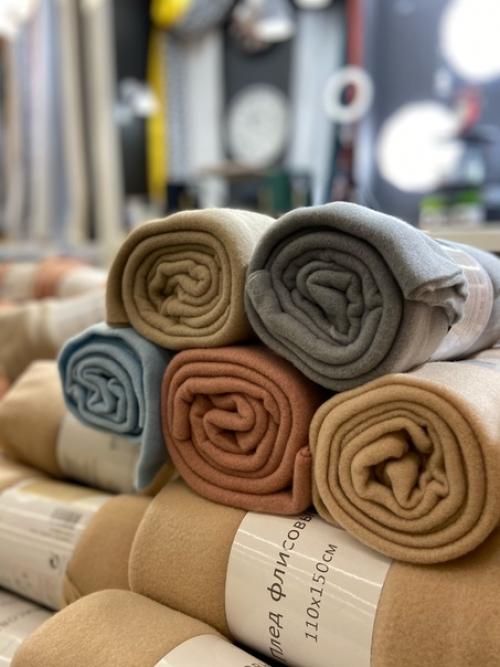 Первое, что вы видите, когда заходите в магазин - наш потрясающий центральный подиум! 02