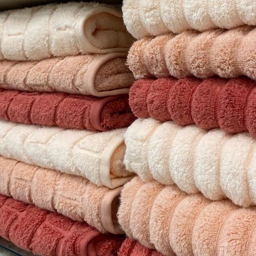 Махровые полотенца для ванной от турецкого бренда Luzz - это воплощение комфорта и утонченной эстетики. 01