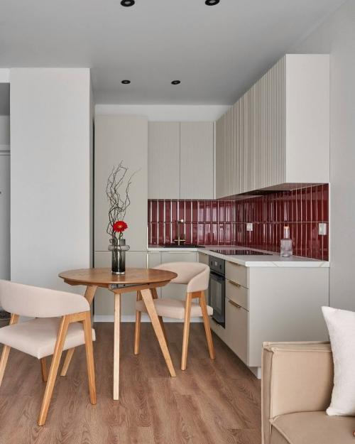 Очень приятный интерьер с яркими аккуратными акцентами. 01