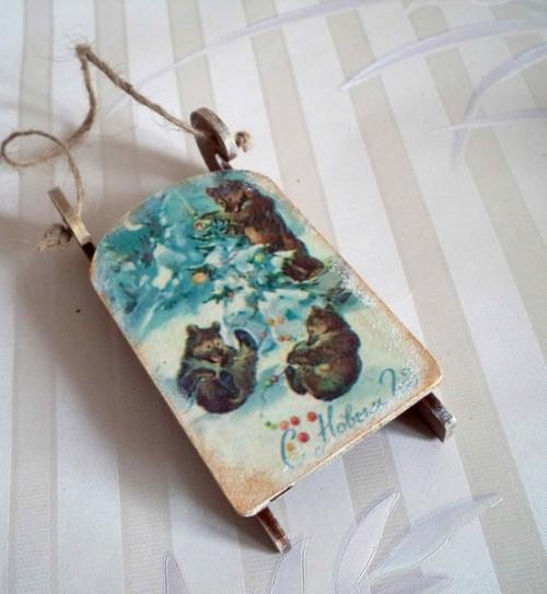 Деревянные саночки можно повесить на ёлочку или просто украсить интерьер вашего дома. 02