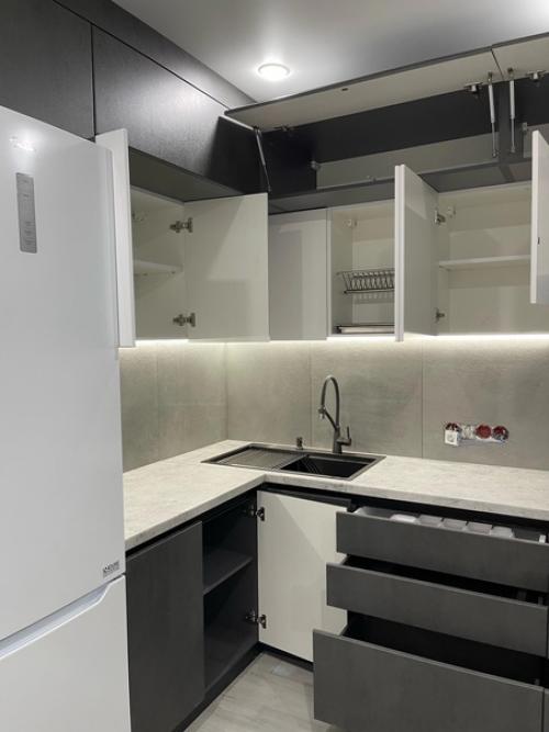 Серо - белая кухня - очень светлое и нейтральное дизайнерское решение. 04