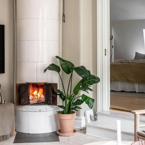 Комната в белых оттенках выглядит невероятно свежо и легко. 04