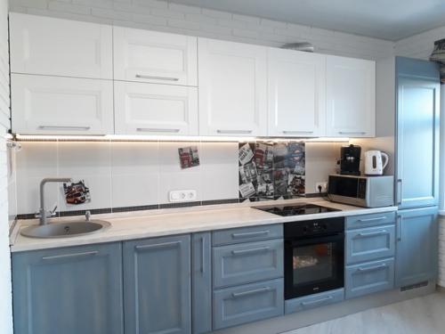 Необычное помещение.  Совмещает в себе прихожую, гостиную и кухню. 03