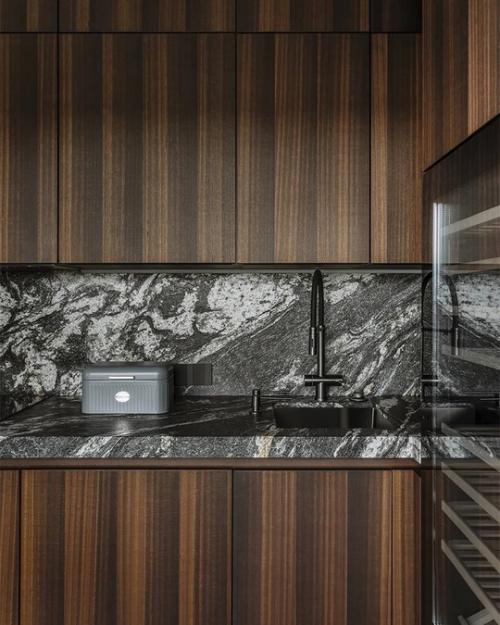 Дизайнеры спроектировали интерьер квартиры в московской новостройке для молодого человека, отталкиваясь в работе в первую очередь от его хобби. 03