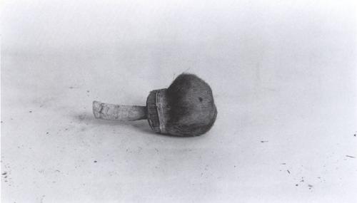 Скука смертная.  Вибрирование света, паутинкой расплывается солнечный пучок по стенам и потолку, налипает на шторах и вдруг исчезает на миг. 01