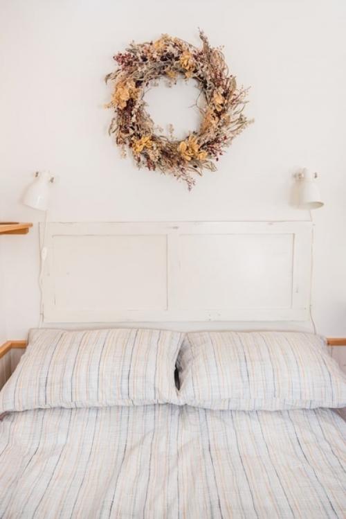 Канада, площадь около 25 м 2. необычный интерьер и очень компактная расстановка мебели. 07