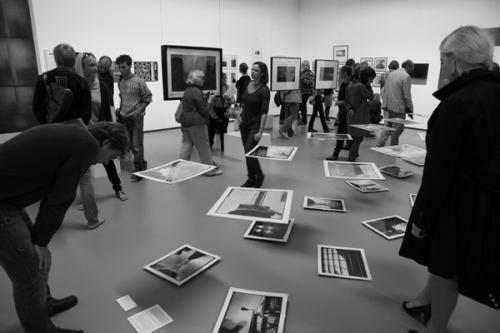 Скука смертная.  Вибрирование света, паутинкой расплывается солнечный пучок по стенам и потолку, налипает на шторах и вдруг исчезает на миг. 08