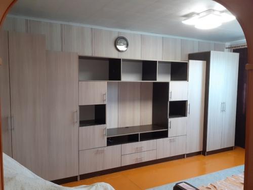 Хотя в головах сидит стереотип, что поиск мебели для гостевой комнаты сложен, есть один часто используемый в интерьере предмет - шкаф - стенка. 04