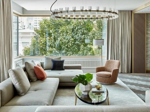 Панорамное остекление действительно обходится дороже стандартного, однако заметно повышает привлекательность жилья при продаже или сдаче. 05