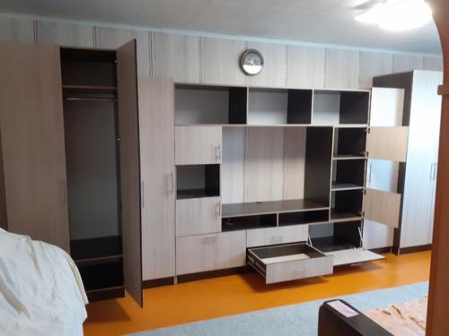 Хотя в головах сидит стереотип, что поиск мебели для гостевой комнаты сложен, есть один часто используемый в интерьере предмет - шкаф - стенка. 02