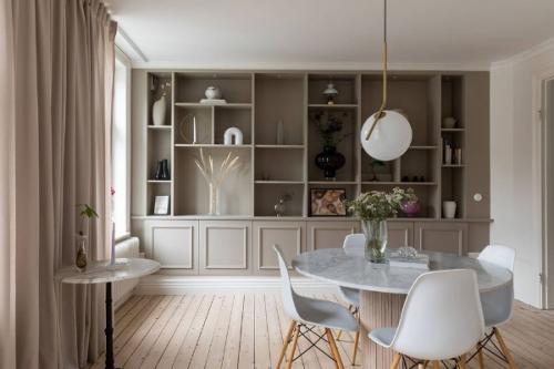 Интересен баланс с тёмными стенами в этой небольшой светлой квартире в Гётеборге (68 кв. 05