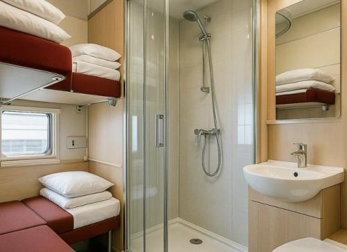 РЖД представили новый дизайн плацкартных вагонов, запуск которых запланирован на 2027 год.
