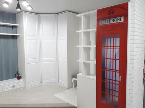 Необычное помещение.  Совмещает в себе прихожую, гостиную и кухню. 01