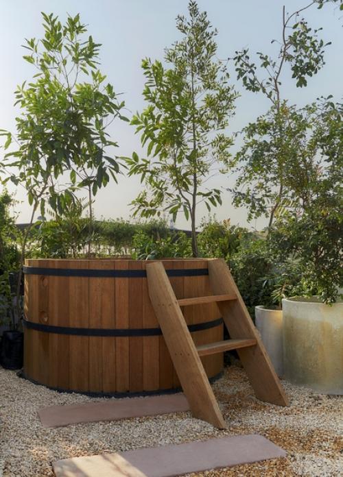 Дизайнер Карлос кутюрье создал минималистский интерьер для гостевого дома в мехико, черпая вдохновение в аскетичной стилистике шейкеров. 04