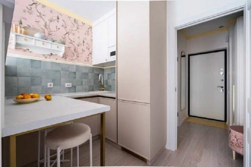 Нежный интерьер маленькой квартиры - студии 18, 7 м 2 (22, 2 м 2 с лоджией) в ЖК аквилон в Москве. 01